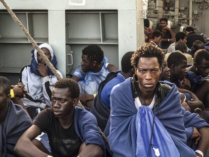 Migrants aboard the Cantabria, silent witnesses to the conflict.