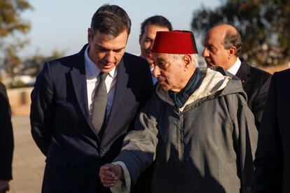 El presidente Pedro Sánchez junto al historiador del Reino de Marruecos y portavoz del Palacio Real, Abdelhak Lamrini, después de su visita el Mausoleo Mohamed V en Rabat, este jueves. 