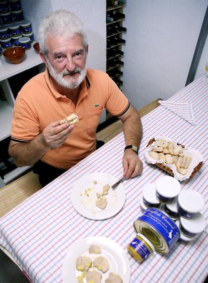 Silverio Tallón, en una de sus bodegas, muestra el <i>foie</i> que elabora.