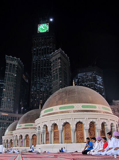 La torre de Abraj Al-Bait ha inaugurado su reloj, en la Gran Mezquita de la Meca. Se trata del mayor reloj del mundo, que se ha puesto en marcha coincidiendo con el inicio del mes del Ramadán.