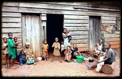 Familia baka al completo: la población baka suele tener una alta tasa de natalidad. Muchos de los miembros de la familia no tienen más de quince años. Niños y mujeres esperan a que los hombres vuelvan de caza.