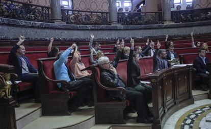 Los grupos de Compromís y del PSOE, que gobiernan el Ayuntamiento de Valencia, en el pleno de ayer jueves.