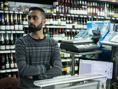 Abdullah Mohammed en el supermercado en el que trabaja, de la franquicia de Coaliment. 