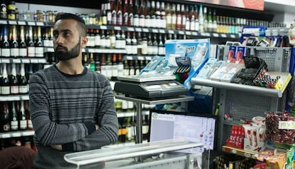 Abdullah Mohammed en el supermercado en el que trabaja, de la franquicia de Coaliment.