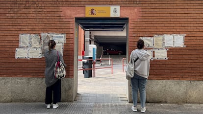 Extranjeros pendientes de trámites en la comisaría de la Policía en la calle Guadalajara, en Barcelona.