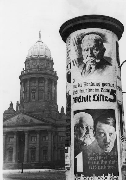 Carteles electorales para las elecciones de marzo de 1933 con los rostros del líder nazi Adolf Hitler y del presidente Paul von Hindenburg.