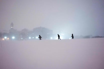 Una fuerte tormenta de nieve cubrió el este de Estados Unidos. En la imagen, juegos en la nieve en el National Mall de Washington.