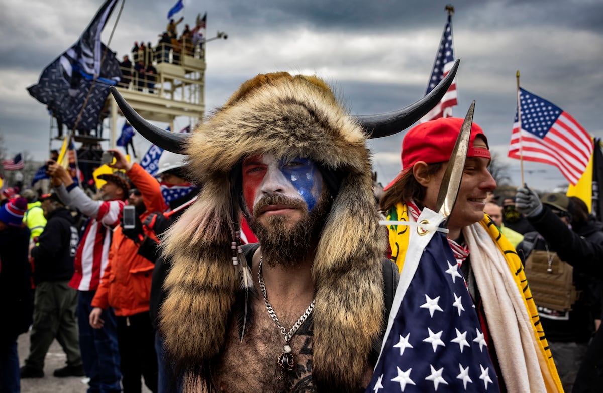 Jacob Chansley, symbol of the assault on the Capitol, says he will buy weapons after Trump’s pardon