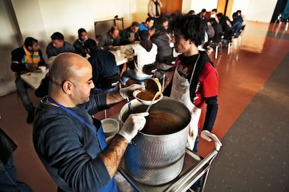En Atenas, más de 70 comedores sociales distribuyen miles de raciones. Uno de ellos es un centro evangélico donde pastores estadounidenses ofrecen comida y duchas gratis a los refugiados.
