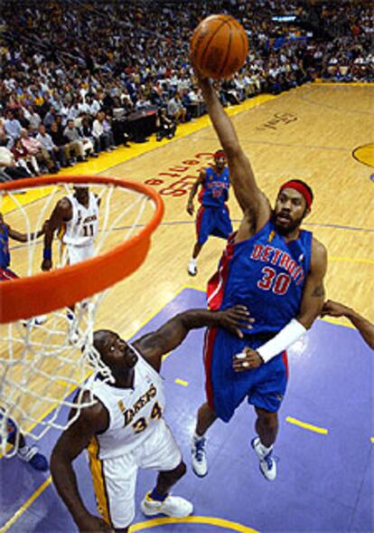 El jugador de los Pistons, Rasheed Wallace, intenta encestar ante Shaquille O&#39;Neal.