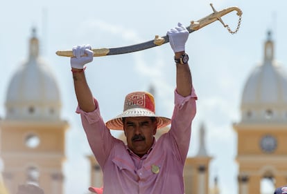 El presidente de Venezuela, Nicolás Maduro, sostiene la espada del héroe de la Independencia, Simón Bolívar, durante un último mitin de campaña, en Maracaibo, Venezuela, el 25 de julio de 2024.