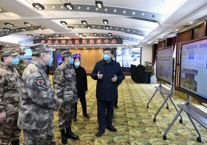 El presidente chino, Xi Jinping (a la derecha) recibe información sobre la evolución de la epidemia de Covid-19 en el Hospital Huoshenshan de Wuhan, en la provincia central china de Hubei (China), epicentro del brote de coronavirus que ha contagiado a más de 100.000 personas en numerosos países. Las autoridades chinas se han empezado a mostrar optimistas sobre la contención de la enfermedad en su territorio.