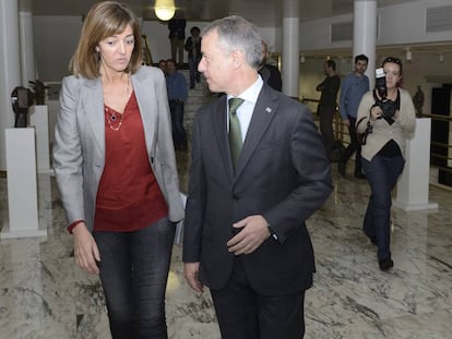 El lehendakari Urkullu e Idoia Mendia (PSE), en los pasillos del Parlamento vasco esta legislatura.