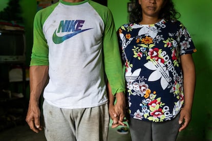 La pareja trabajó desde muy jóven en las plantaciones de Furukawa. Ella a los dos años, él a los cinco. Ambos tienen seis hijos en común y atraviesan graves problemas económicos por la falta de empleo.
