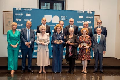 La Fundación Transforma España, en colaboración con BBVA, ha entregado los Premios Valor Añadido, que reconocen el talento sénior del país. En esta II edición, ha sido entregado el premio de honor a Su Majestad la reina Doña Sofía. Han sido galardonados también el diplomático Marcelino Oreja; la investigadora Margarita del Val; el empresario Marc Puig; la coreógrafa Cristina Hoyos; el presidente del Teatro Real, Gregorio Marañón; la presidenta de la Fundación Eutherpe, Margarita Moráis; y el creador de la Fundación Aladina, Paco Arango.