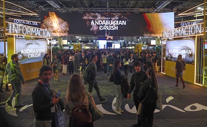 Ambiente en el pabellón de Andalucía durante la inauguración e Fitur, en Madrid.  JAIME VILLANUEVA