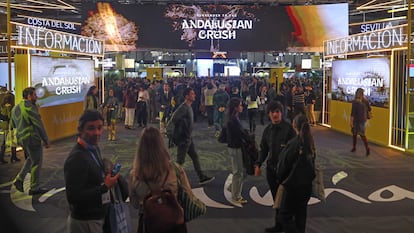 Ambiente en el pabellón de Andalucía durante la inauguración e Fitur, en Madrid. JAIME VILLANUEVA