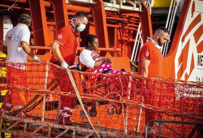 Una migrante embarazada es ayudada por miembros de la ONG Médicos Sin Fronteras tras ser rescatada en el mar, en el puerto de Salerno (Italia).