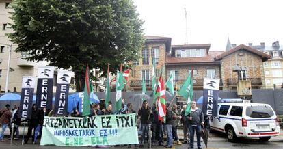 Concentración de delegados de la Ertzaintza contra la fusión de comisarías.