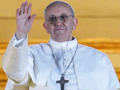 El nuevo Papa, el argentino Jorge Bergoglio, saluda desde el balcón de la basílica de San Pedro.