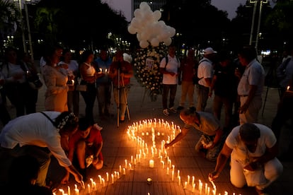 Un grupo de manifestantes enciende velas en un acto de protesta por el asesinato de Jaime Vásquez.
