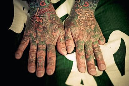 Símbolos. Las manos de un 'yakuza'. Los tatuajes son parte de sus distintivos; la amputación del dedo meñique, el resultado de la aplicación del código de honor de la familia.