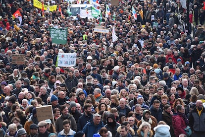 Los sindicatos quieren paralizar Francia en protesta por la impopular reforma de las pensiones, que sube la edad de jubilación hasta los 64 años, el principal proyecto de Emmanuel Macron en su segundo quinquenio en la presidencia de la República. En la imagen, participantes en la marcha de Nantes.