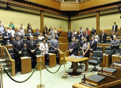 Todos los parlamentarios siguieron en pie el minuto de silencio que se guardó en la Cámara por el asesinato de Puelles.