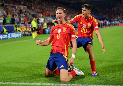 Fabian y Pedri celebran el segundo gol de España ante Georgia, este domingo. 
