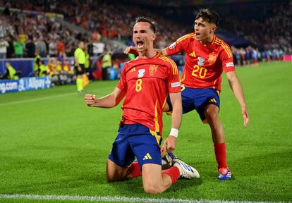 Fabian y Pedri celebran el segundo gol de España ante Georgia, este domingo. 