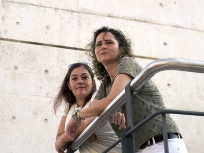 Sonia Nájera (derecha), que denunció a su empresa por homofobia gracias al soporte de la Unidad de Gestión de la Diversidad, junto a su pareja Victoria Tercero