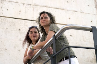 Sonia Nájera (derecha), que denunció a su empresa por homofobia gracias al soporte de la Unidad de Gestión de la Diversidad, junto a su pareja Victoria Tercero