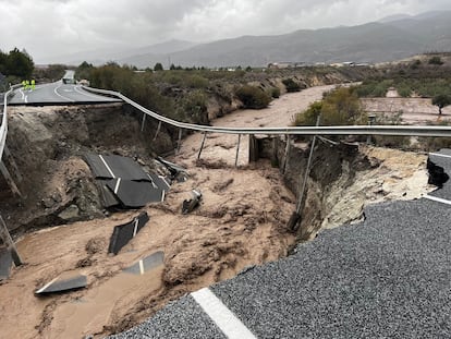 Una zona de la carretera A-334 destruida por los efectos del temporal, este miércoles en Almería.
