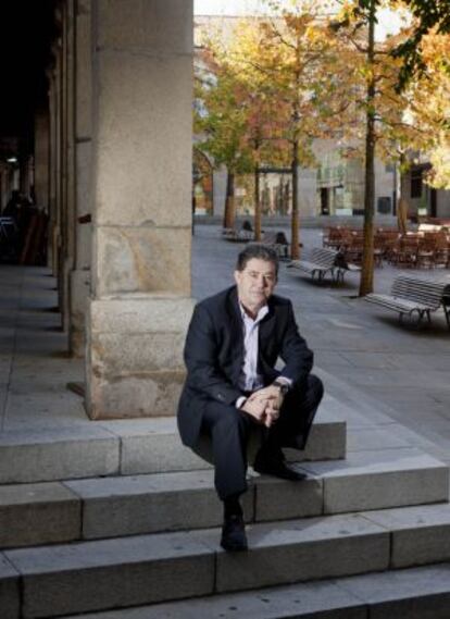 Miguel Anxo Fernández Lores, en la escalera de la plaza de la Verdura de Pontevedra.