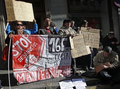 Carteles de protesta en la plaza de Celenque.