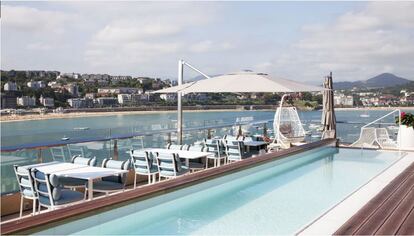 En el Lasala Plaza, en San Sebastián, ultiman ya los preparativos para tener lista su azotea, que ofrece en un mismo espacio el azul del mar y el de su piscina. Abrirá para sus huéspedes al próximo 1 de julio y contará con un servicio de limpieza que desinfectará la zona tres veces al día en un espacio con aforo limitado a cuatro o cinco personas.
Precio: desde 250 euros por noche.