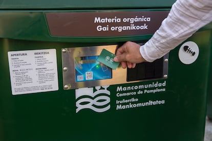 Sistema de apertura de los contenedores inteligentes para orgánica utilizados en Pamplona. Imagen cedida por la MCP.