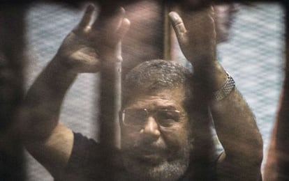 O ex-presidente Morsi depois da sentença no mês passado.