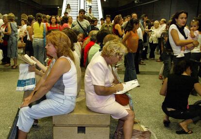 Pasajeros en una de las estaciones de metro de FGV en Valencia.