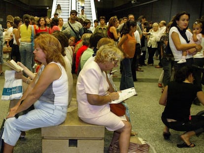 Pasajeros en una de las estaciones de metro de FGV en Valencia. 