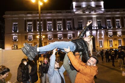 Una joven es cargada esta noche en la Puerta del Sol.