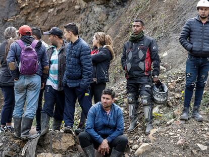 Colegas y familiares de los mineros atrapados esperan información sobre sus seres queridos después de la explosión en Cucunubá (Colombia), este 20 de abril.