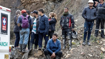 Colegas y familiares de los mineros atrapados esperan información sobre sus seres queridos después de la explosión en Cucunubá (Colombia), este 20 de abril.