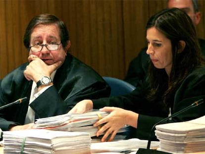 Javier de la Rosa (a la izquierda) y su hija, que ejerce como abogada defensora, junto a él.