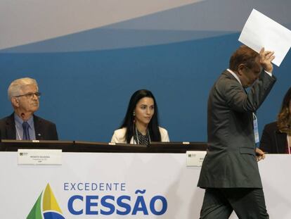 Um representante de Petrobras com sua oferta nesta quarta-feira no Rio de Janeiro.