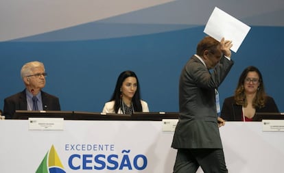 Um representante de Petrobras com sua oferta nesta quarta-feira no Rio de Janeiro.