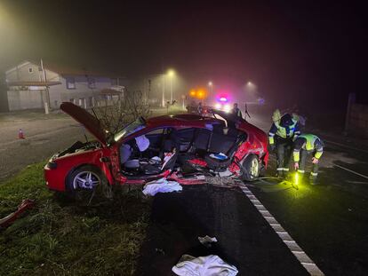 Los bomberos de Ponteareas (Pontevedra) liberan a una persona que qued atrapada en su coche tras colisionar con otro vehculo y volcar en la PO-254, en Pas.