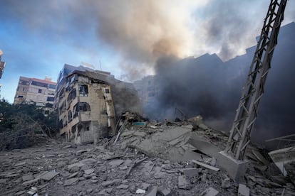 Damaged buildings and debris after an Israeli attack south of Beirut this Thursday.