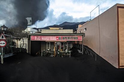 Aspecto que ofrece la terraza de un bar en Jedey, en la zona de exclusión del Volcán de Cumbre Vieja, en La Palma.