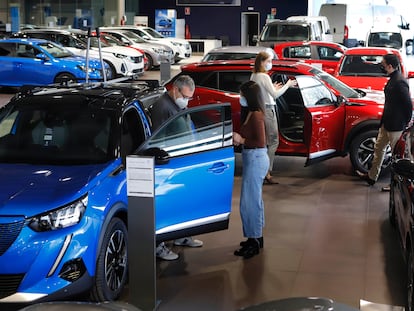 Clientes en un concesionario de coches en Terrassa.